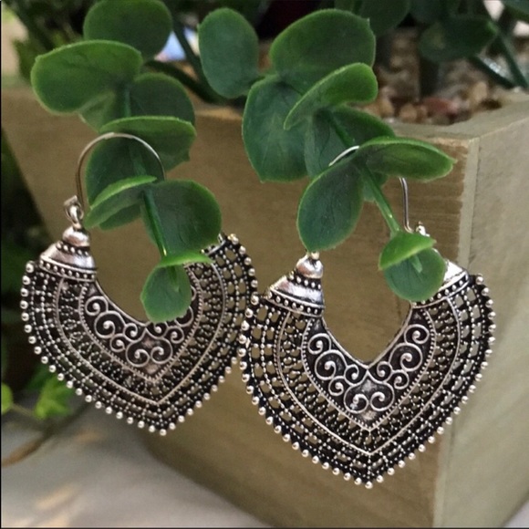 - NWOT! Boho Style Tibetan Silver Earrings! - Picture 4 of 6